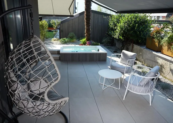 Semesterbostad The By The River