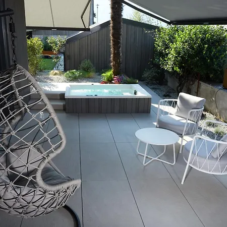 Semesterbostad The By The River