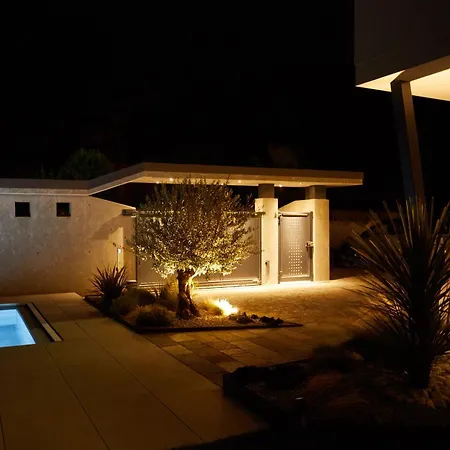 Semesterbostad The By The River